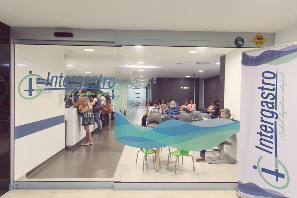 Intergastro — interior de centro de salud en Medellín con luz cálida y materiales cuidados, diseñado por ALUZINA