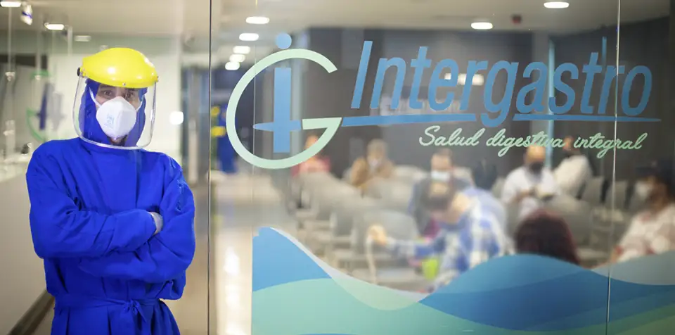Intergastro — centro de salud digestiva en Medellín con recepción iluminada y marca en la fachada, diseñado por ALUZINA
