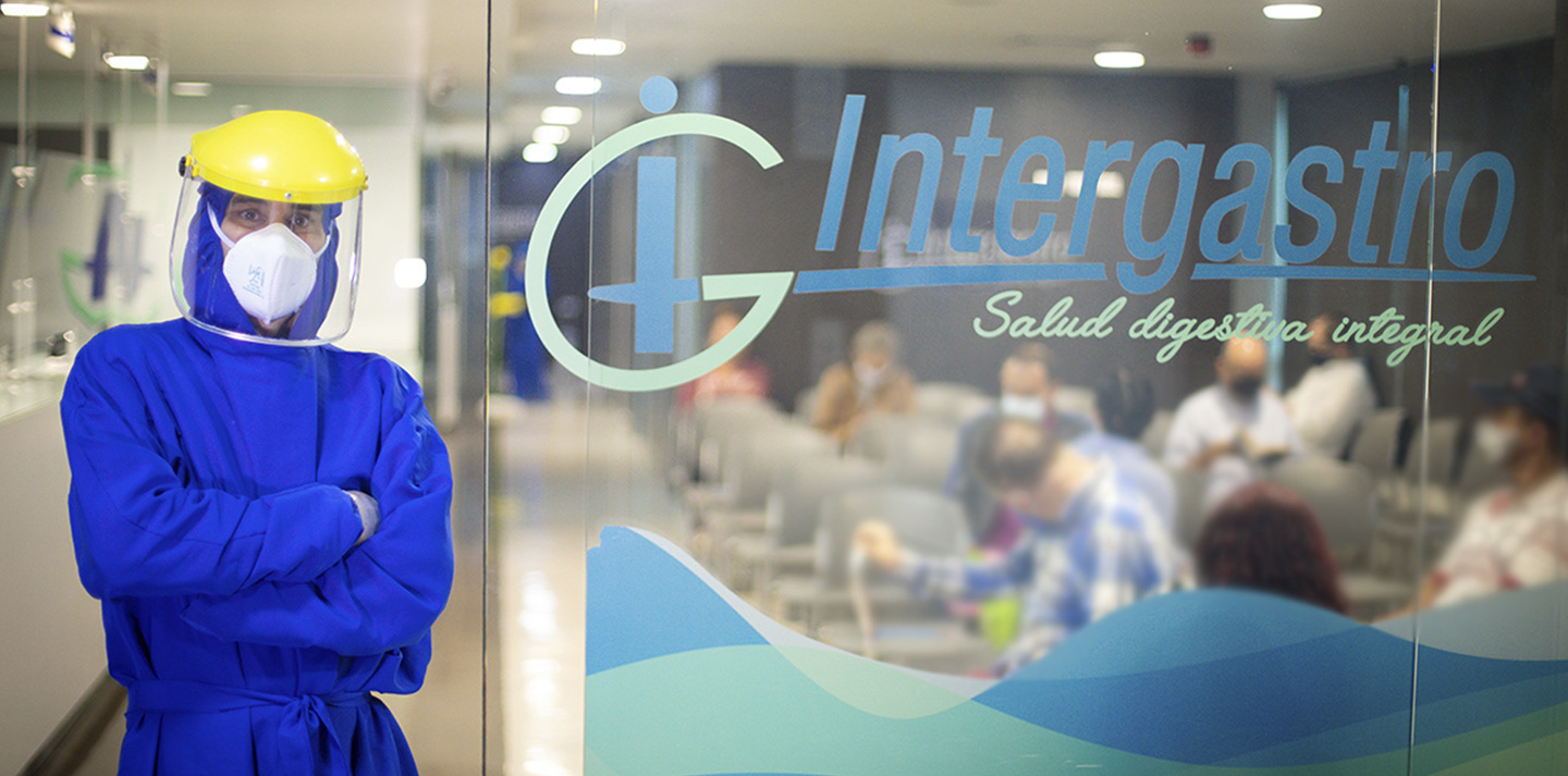 Intergastro — centro de salud digestiva en Medellín con recepción iluminada y marca en la fachada, diseñado por ALUZINA