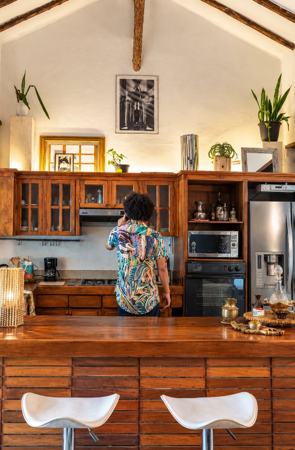 Espacio rústico antioqueño — cocina de casa de campo con vigas a la vista y tonos tierra, diseñada por ALUZINA