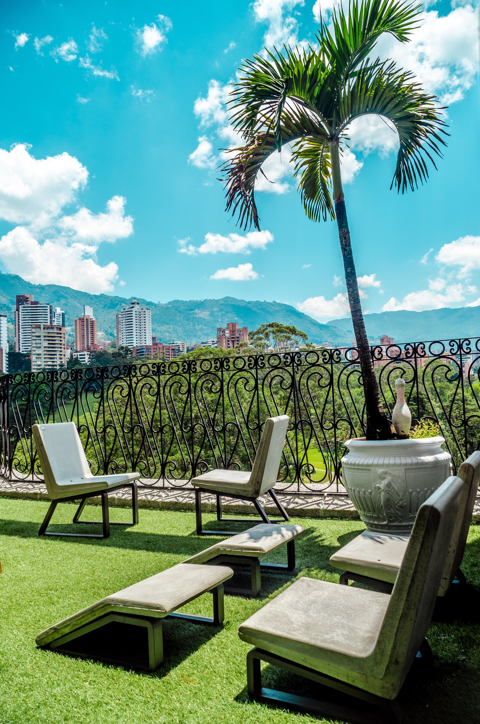 Mantyx — hotel boutique en Medellín con arte mural, cuero coñac y madera maciza, diseñado por ALUZINA