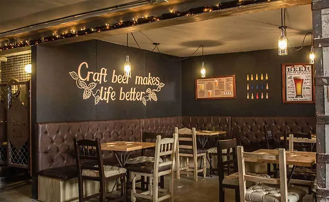 Brew House — cervecería artesanal con diseño industrial rústico, barriles, cuero capitoné y luz cálida por Aluzina