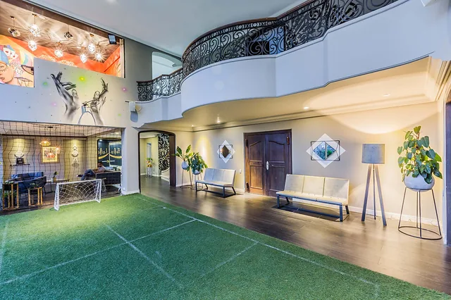 HOTEL DE YOUTUBERS E INFLUENCERS — proyecto de ALUZINA